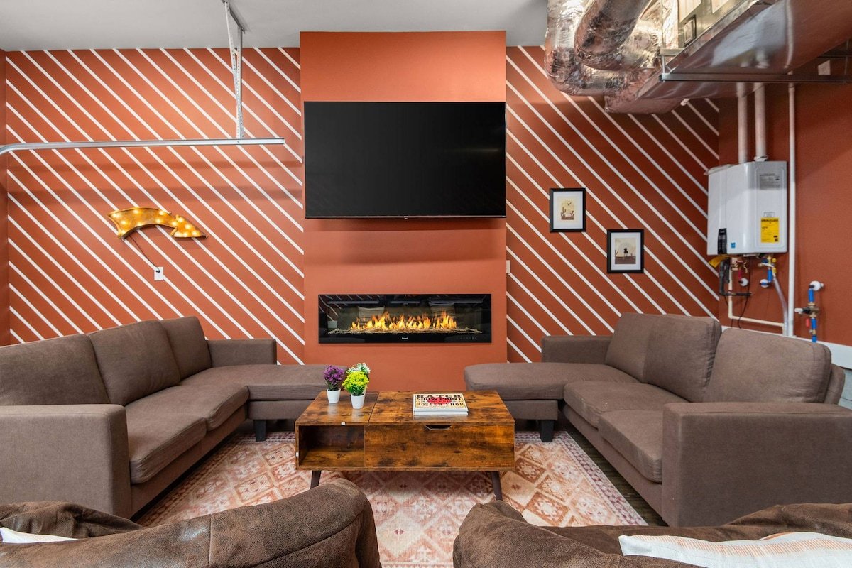 2 Condos – 19 Beds – 2 Hot Tubs – 3 Mi to Broadway gallery image 4