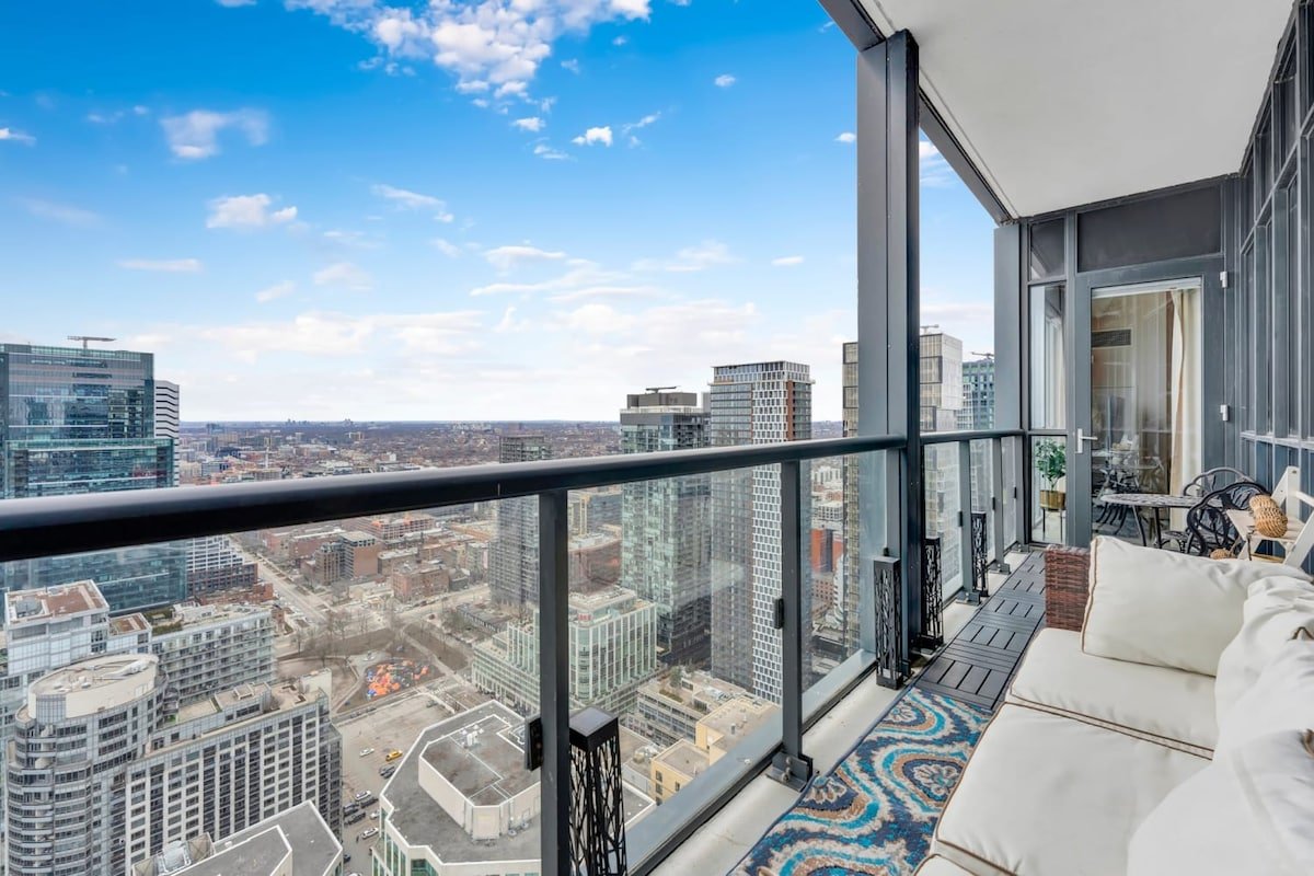 Downtown Luxury Condo with Lake Views + Parking! gallery image 4