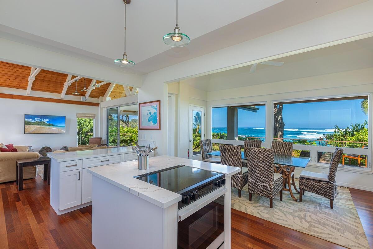 Luxury Beachfront Home in Haena gallery image 4