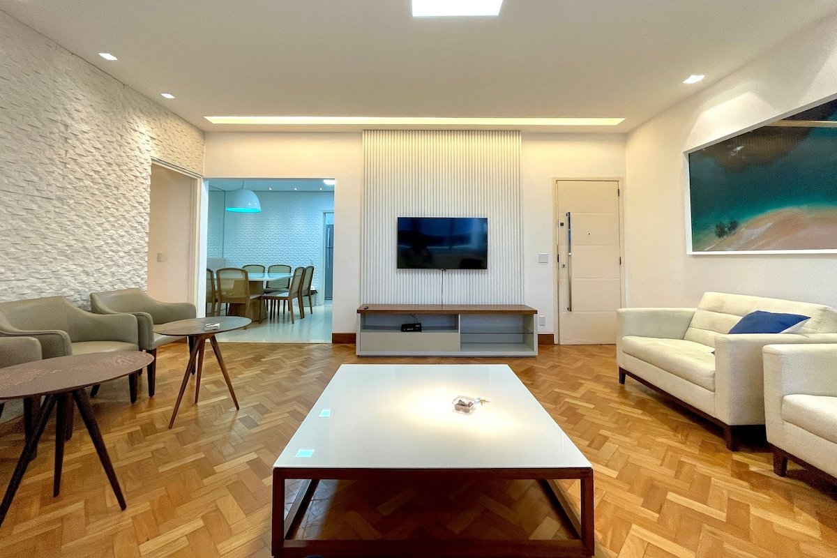 Spacious and modern next to Leblon beach! gallery image 3