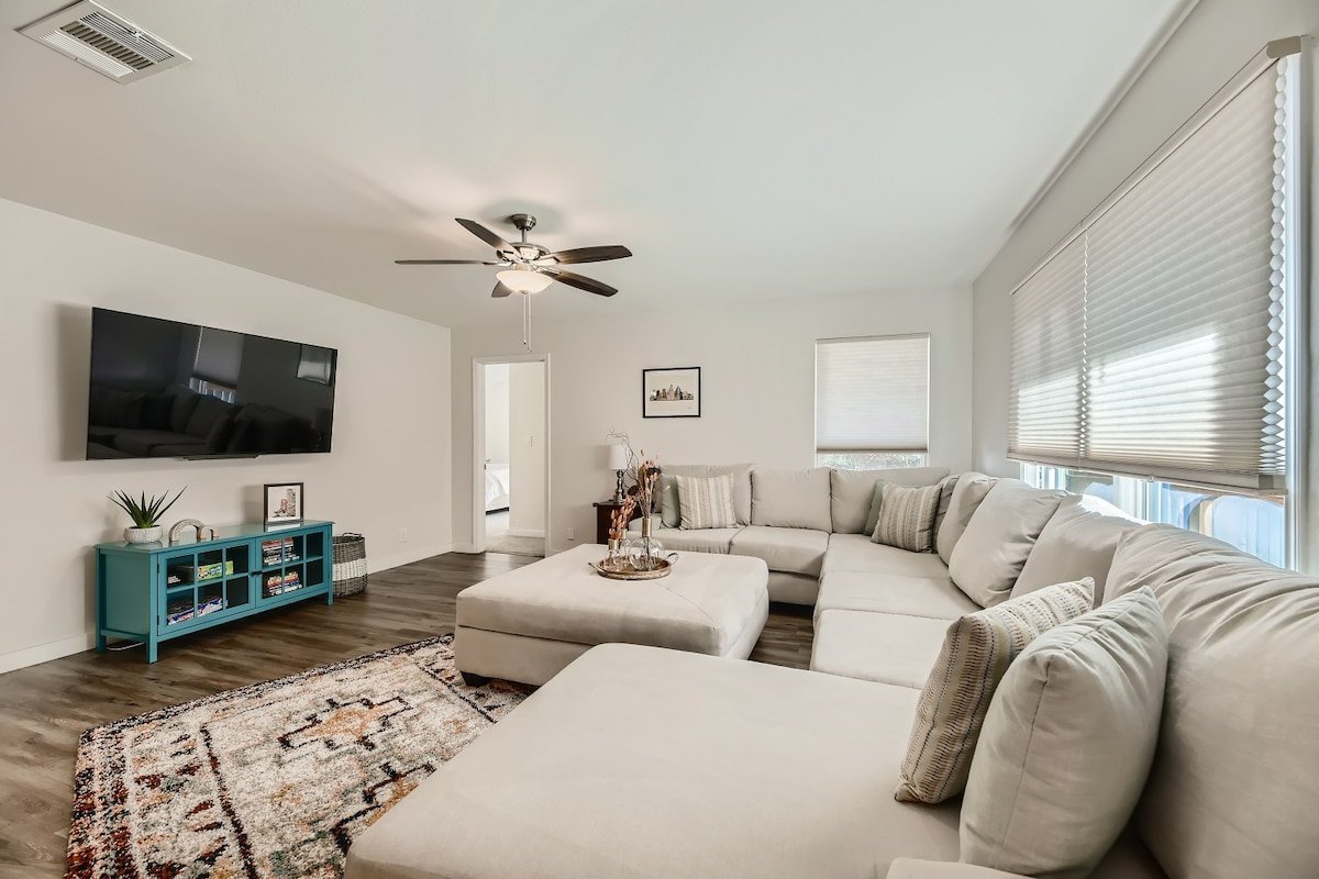 Stunning 4 bedroom private house with POOL! gallery image 5