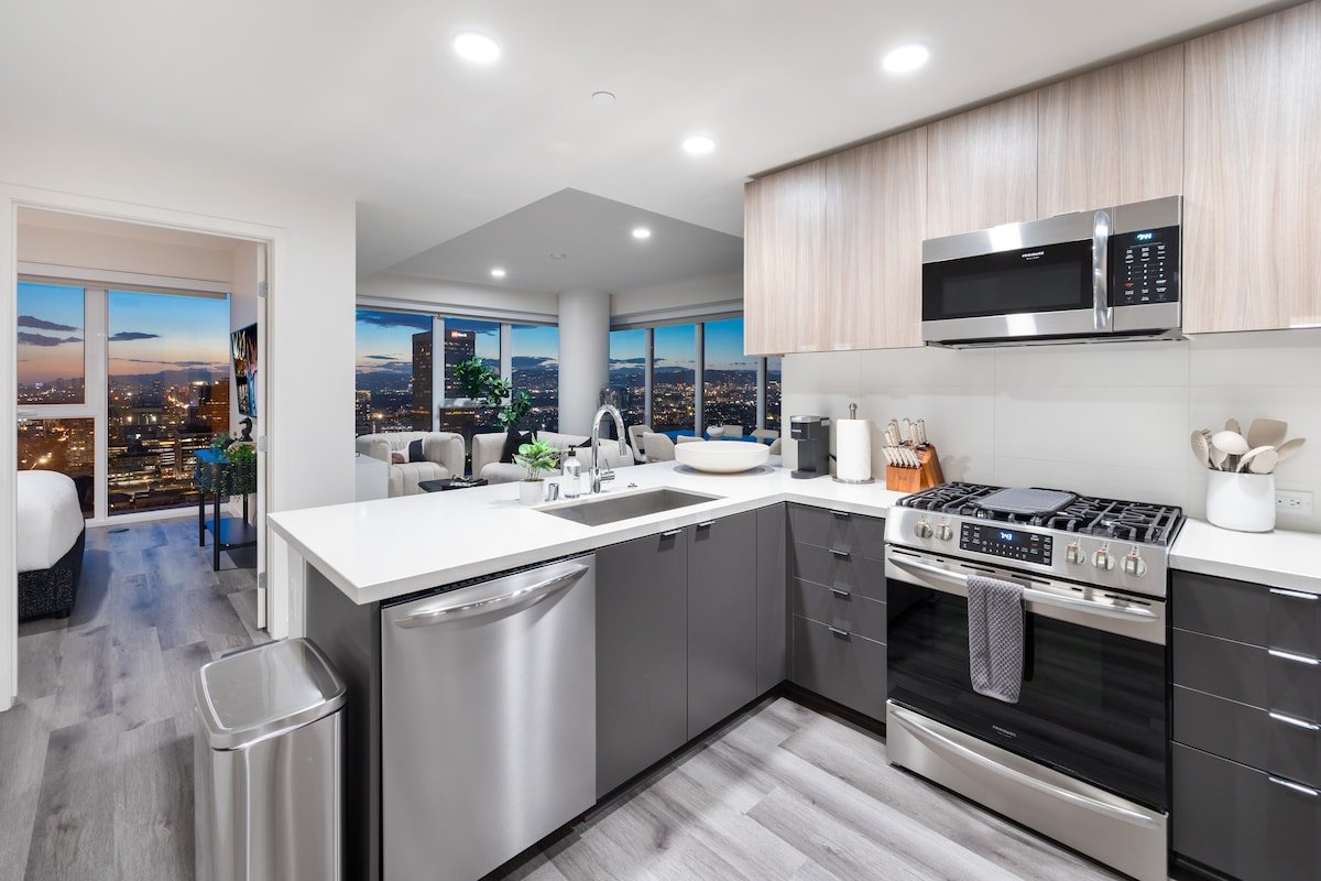 K-Town Skyline Gem – Modern 3BR gallery image 5