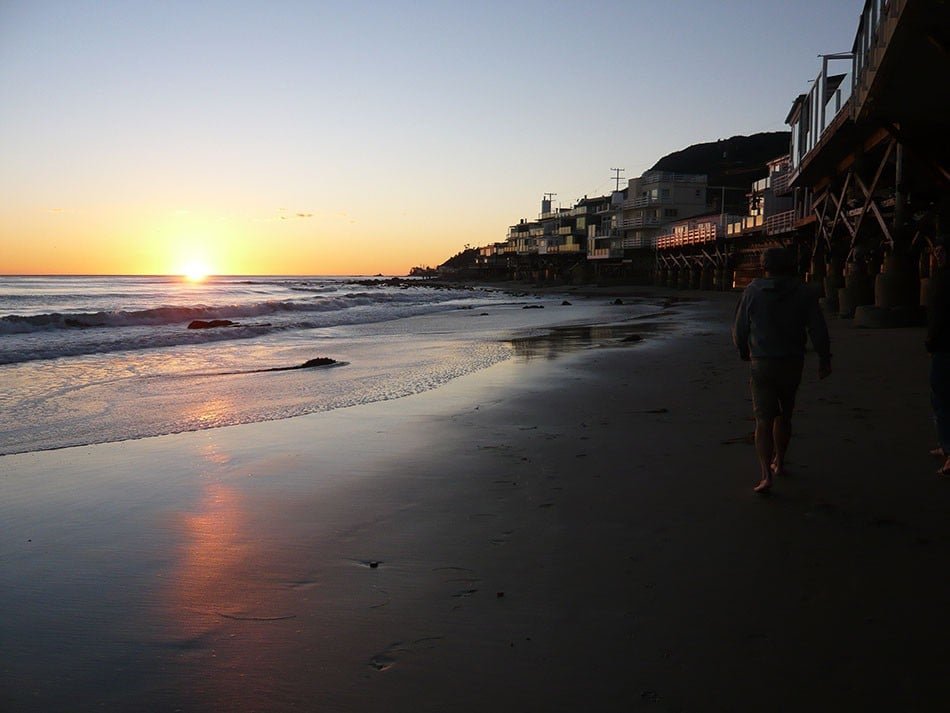 On the water! Gorgeous 3 Bdrm Home w/ hot tub gallery image 3