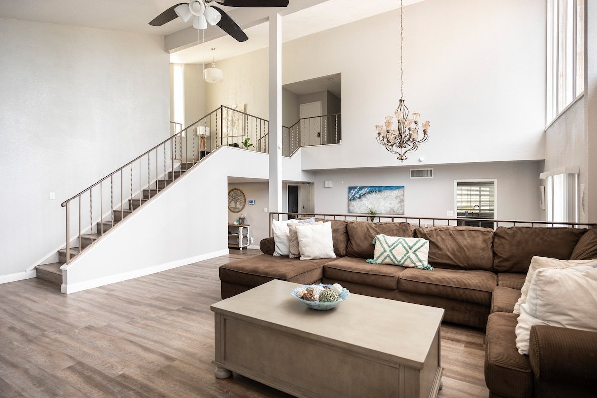 Vegas Oasis Near Strip – 5bdr. 4.5 Bath gallery image 2