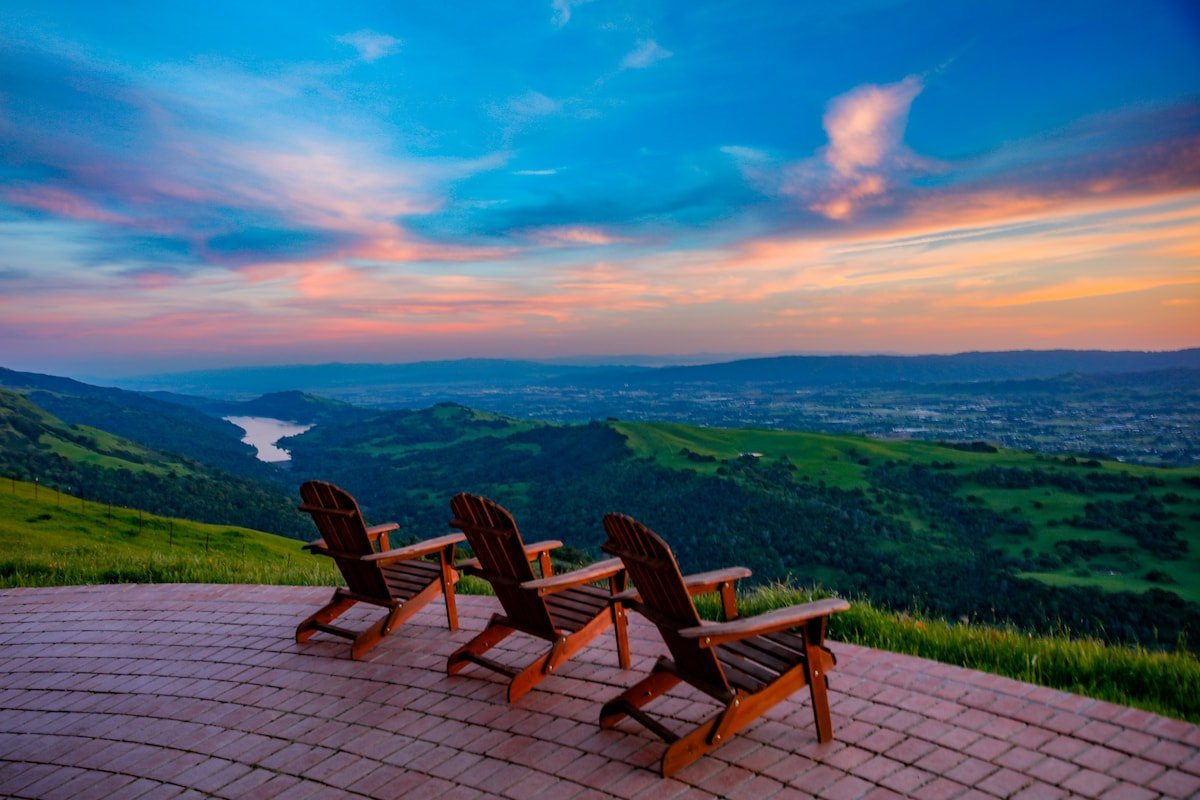 Red Barn Ranch: Peaceful Ridge Hideaway gallery image 3