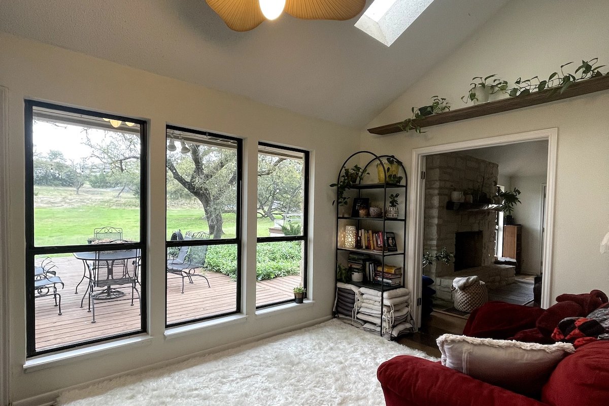 Austin Hill Country Vacation Home – Pool, Big Yard gallery image 4