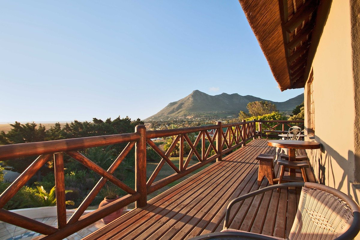 Relax in the heart of Noordhoek gallery image 3