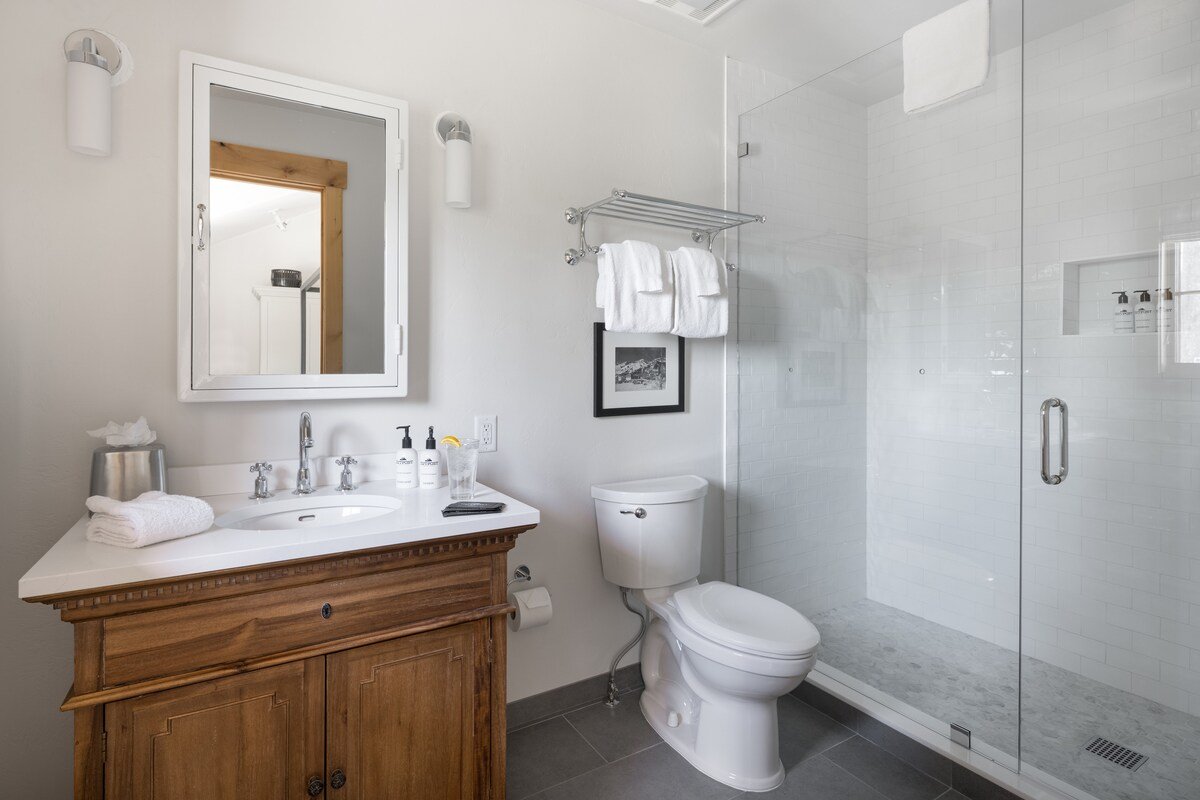 Outpost: Granite Ridge Chateau gallery image 4