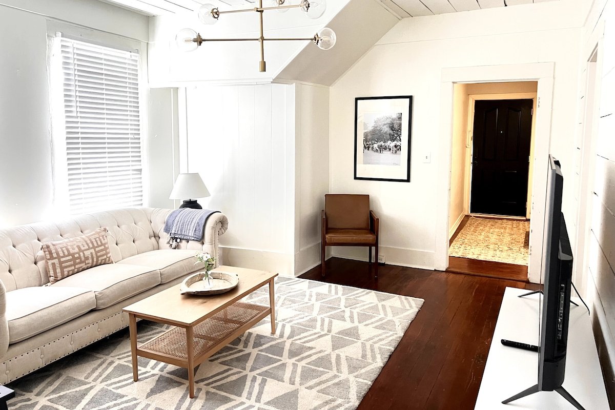 The Carriage House in Fairmount – 6 beds, 3 baths gallery image 2