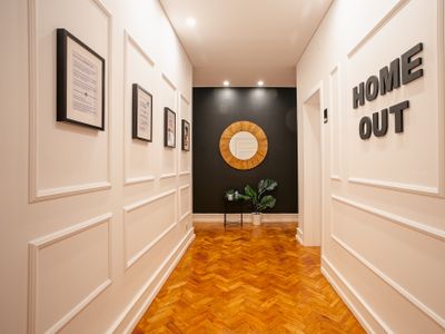 Home Out 1E – 5 Suite Apartment Central w/ Parking