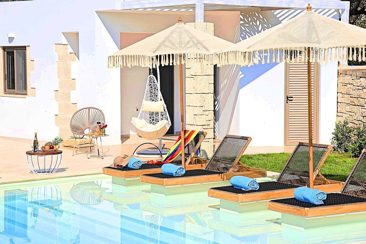 Blue Lake Villa Heated Pool gallery image 3