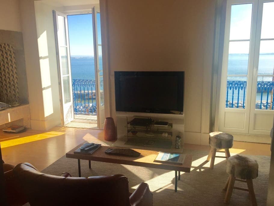 Amazing River View with balconies! 2br/2wc/AC/Lift gallery image 5