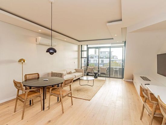 9 On S - dining area