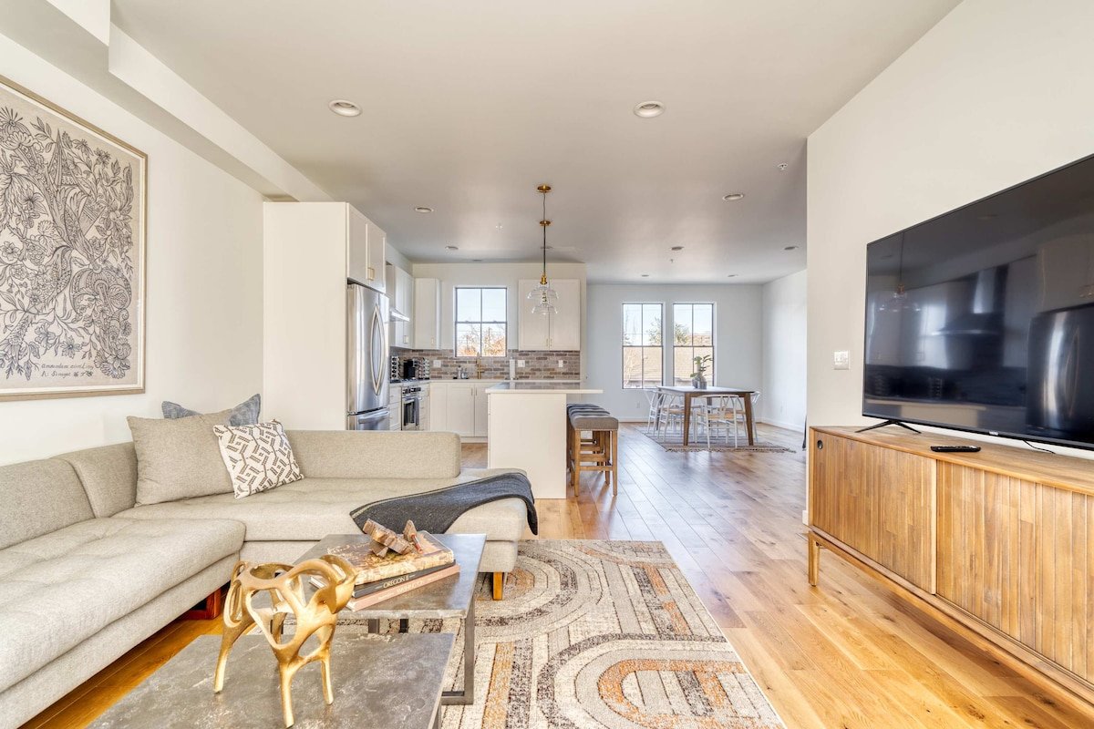 Modern 3BR • Gourmet Kitchen • Sleeps 8 gallery image 3