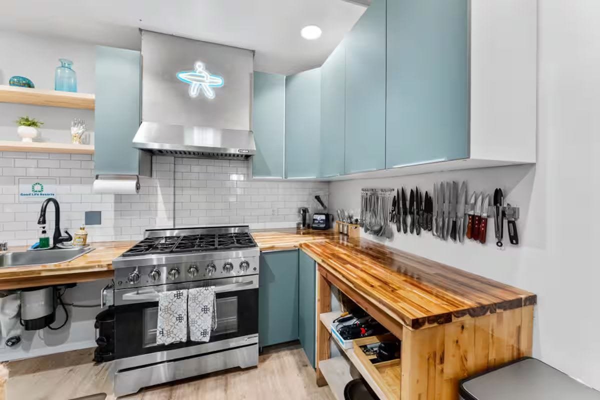 Tropical 11BR Getaway + Yard for 40 Guests 3-Units gallery image 4