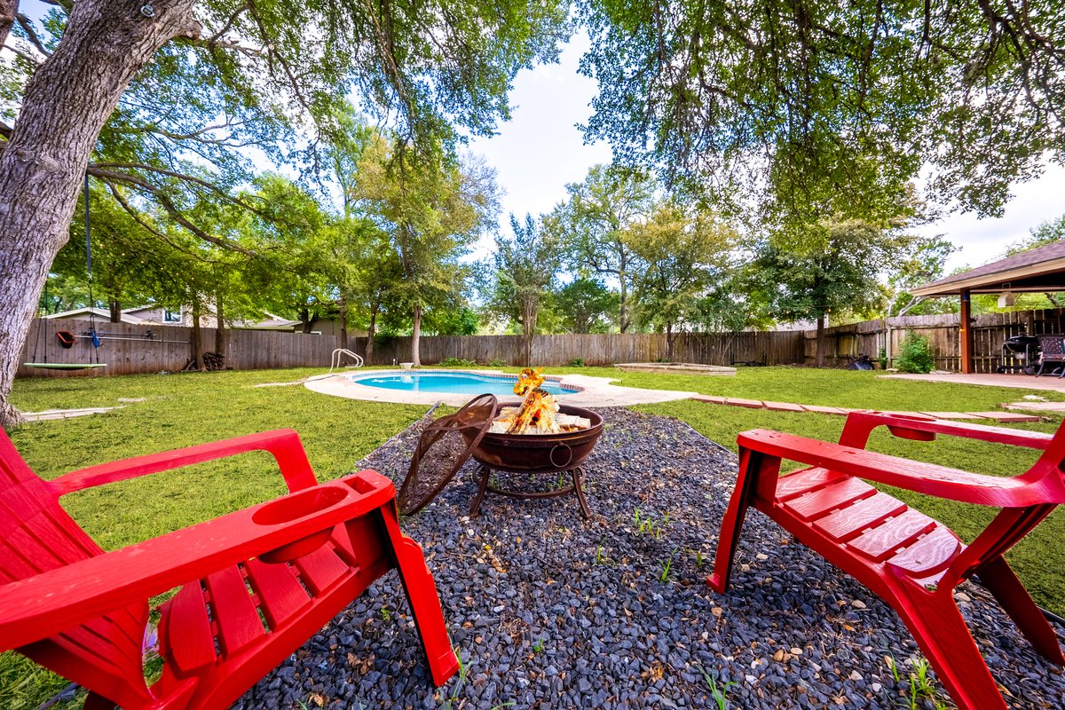 Private Pool retreat~Pet Friendly~FirePit~Patio