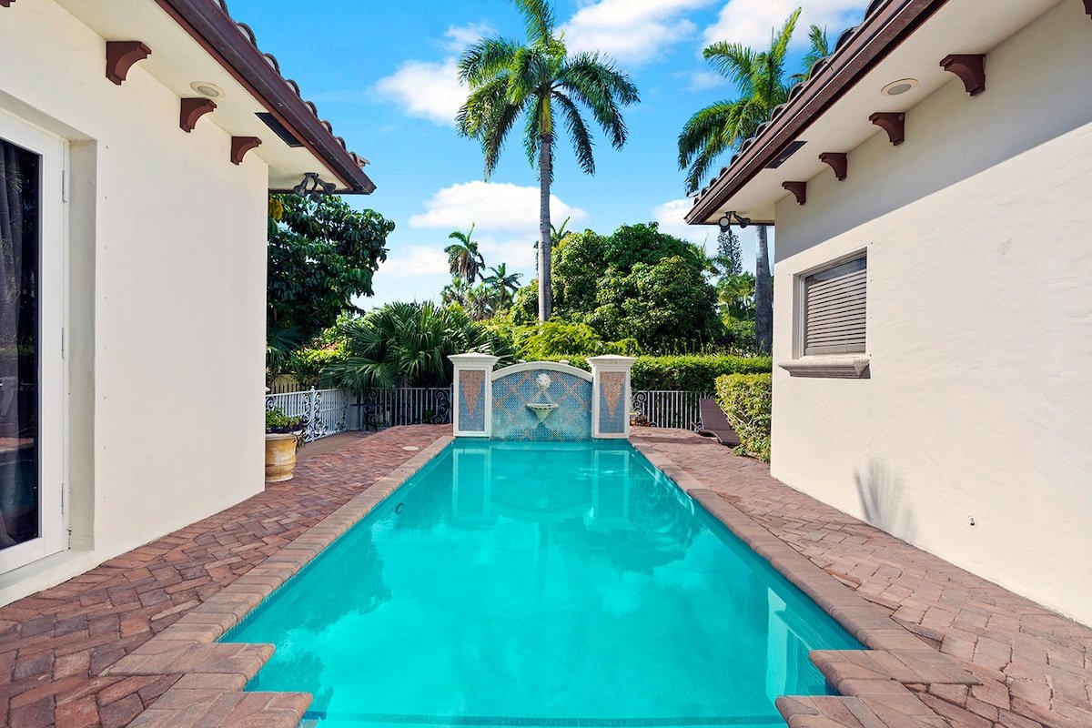 Luxurious 5BR/3BA Lakefront Villa near Beach gallery image 3