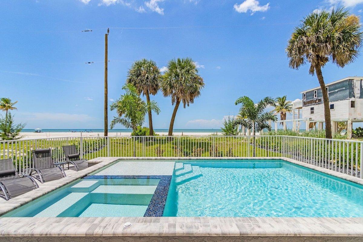 5350 Chasing Sunshine: 5BD/4.5BA Pool Home!