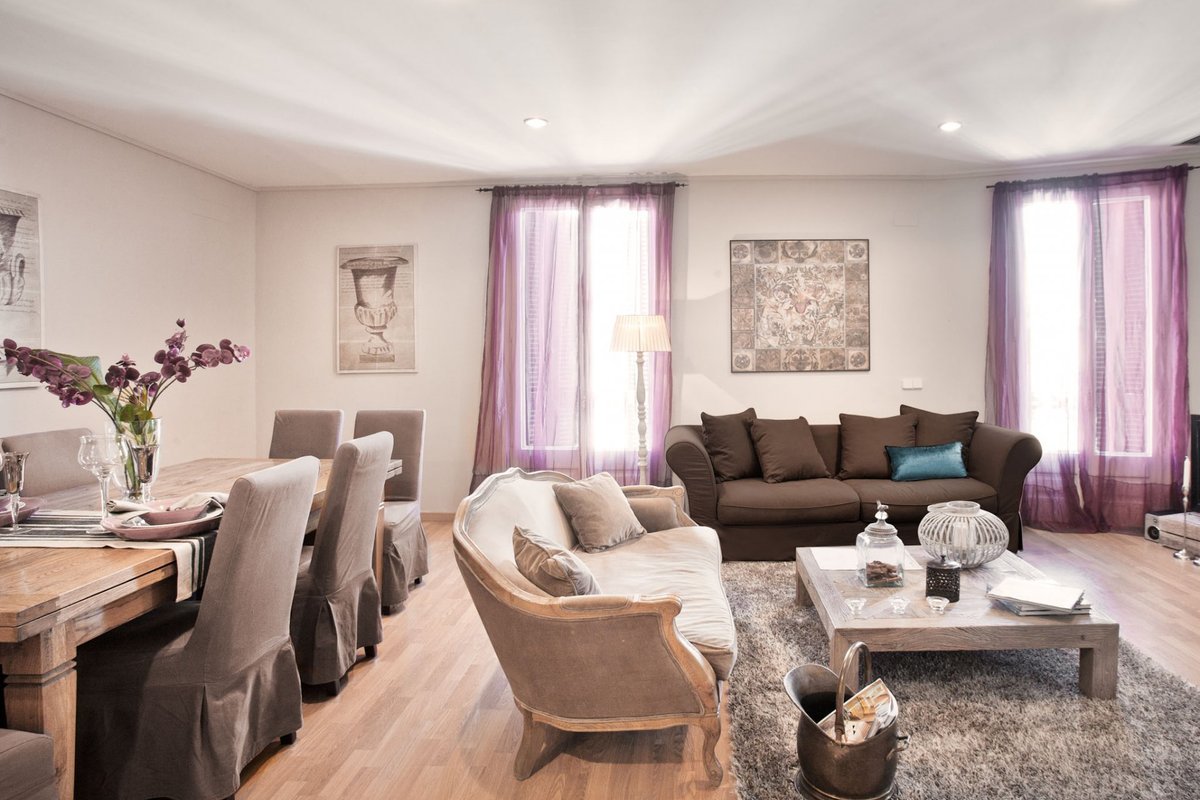 Baroque – Spacious and bright apartment