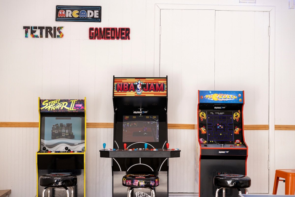 Lux 4BR 2.5BA /Pool/Hot Tub/Game Room/Bishop Arts gallery image 3