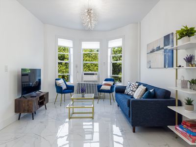 New 6 Bed 3 full Bath Duplex 2decks, at the train!