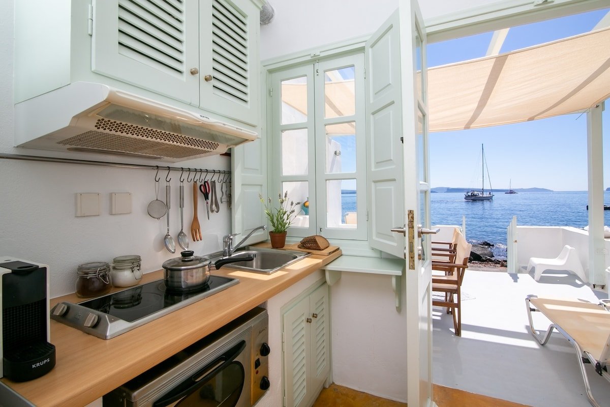 Armeni Beach House – with private boat service! gallery image 5