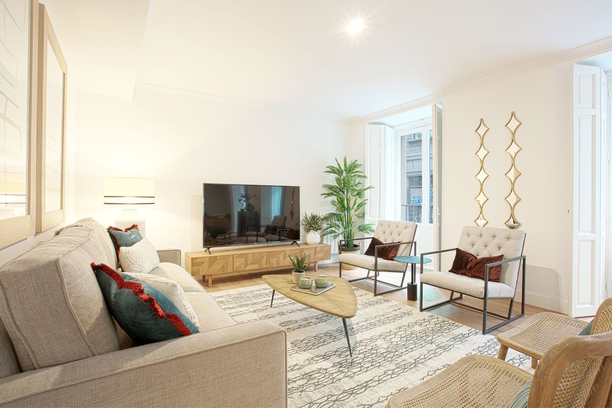 Exclusive Apartment in Madrid Center. Madrazo I gallery image 2