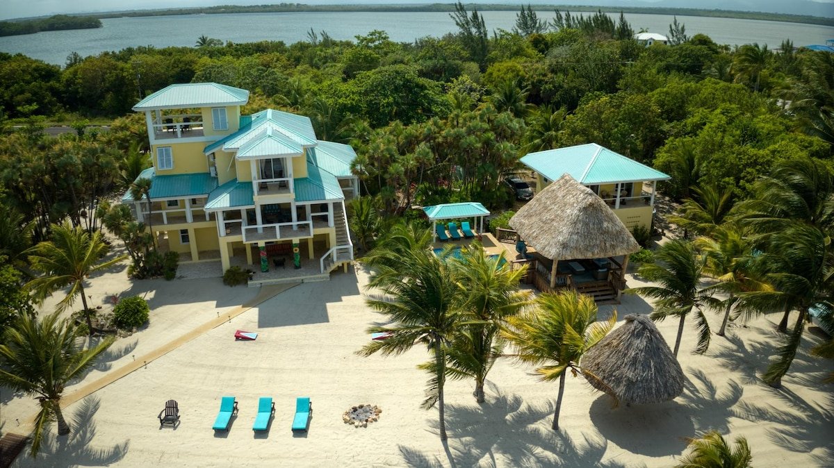 Lucky Duck Villa – Huge Beachfront, Pool and Pier gallery image 3