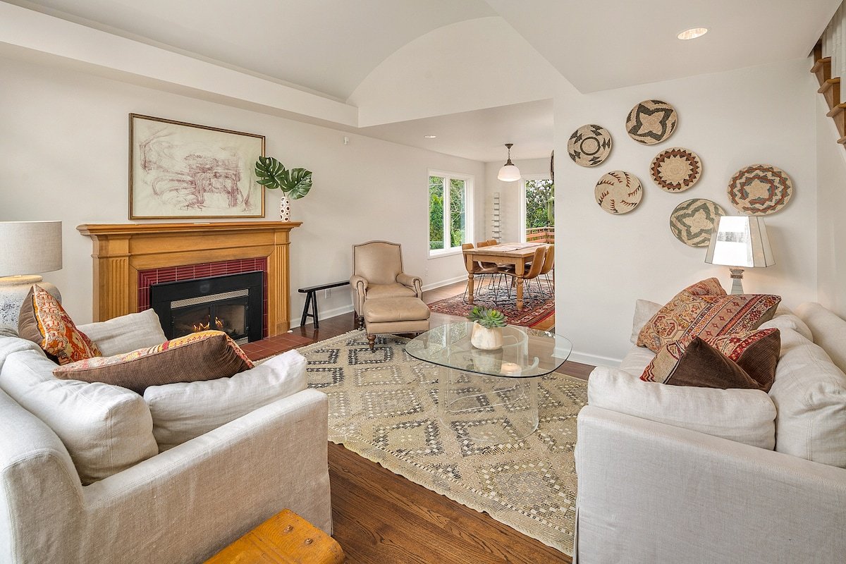 7 BDRM QUEEN ANNE RETREAT – Prime/Quiet location! gallery image 3