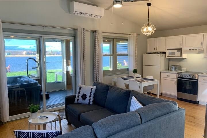 Sunset-Spa Beachfront Retreat! Hot Tub & Natl Park gallery image 4