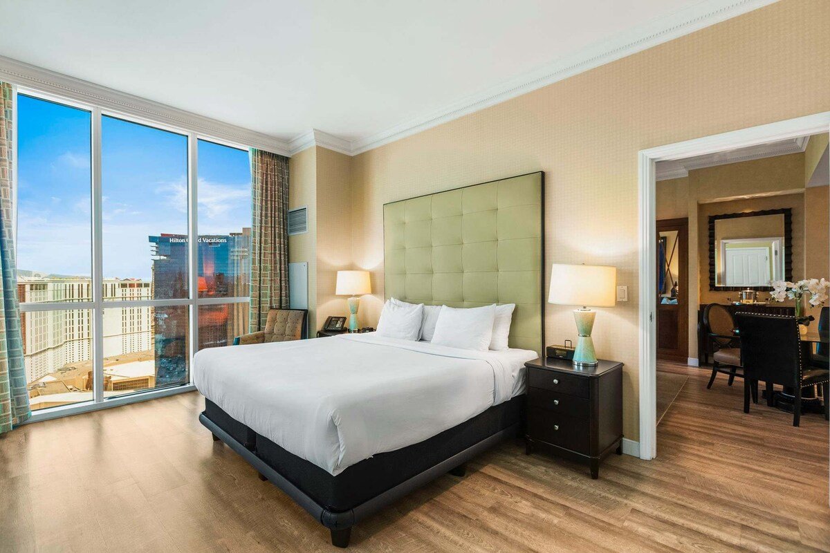 Penthouse Strip Views 2BDR + Balcony + Free Valet gallery image 4