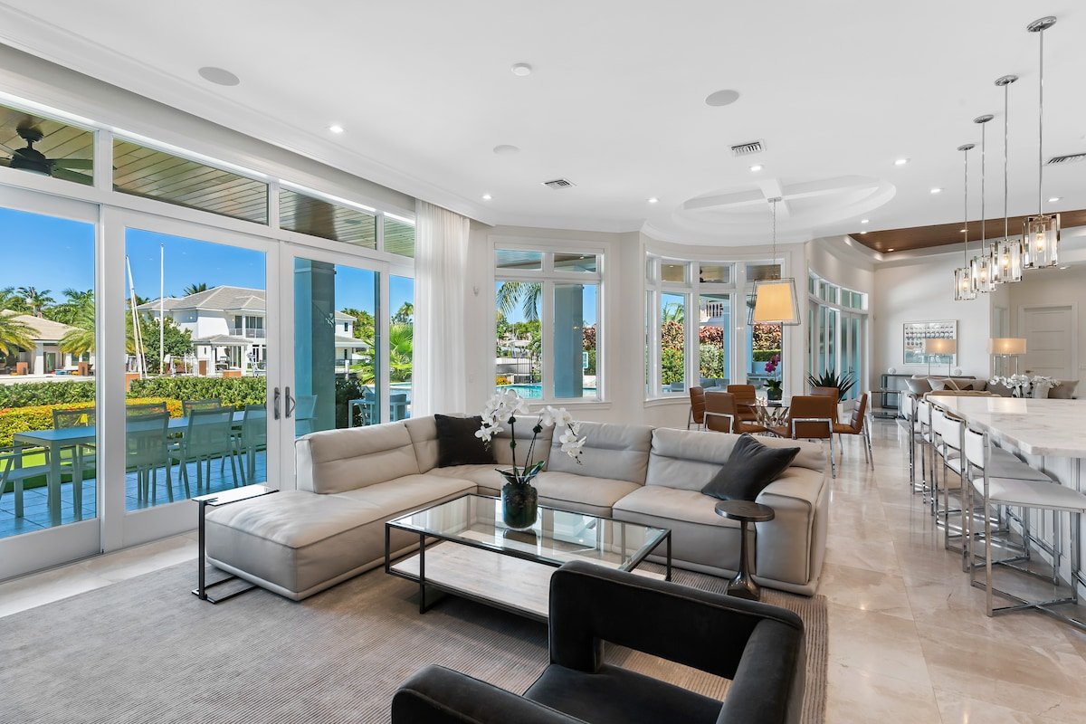 Modern Waterfront Villa gallery image 5