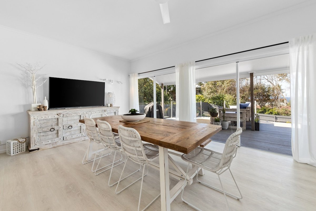 “WHITE BEACH HOUSE” High on Belmore, PETS welcome gallery image 4