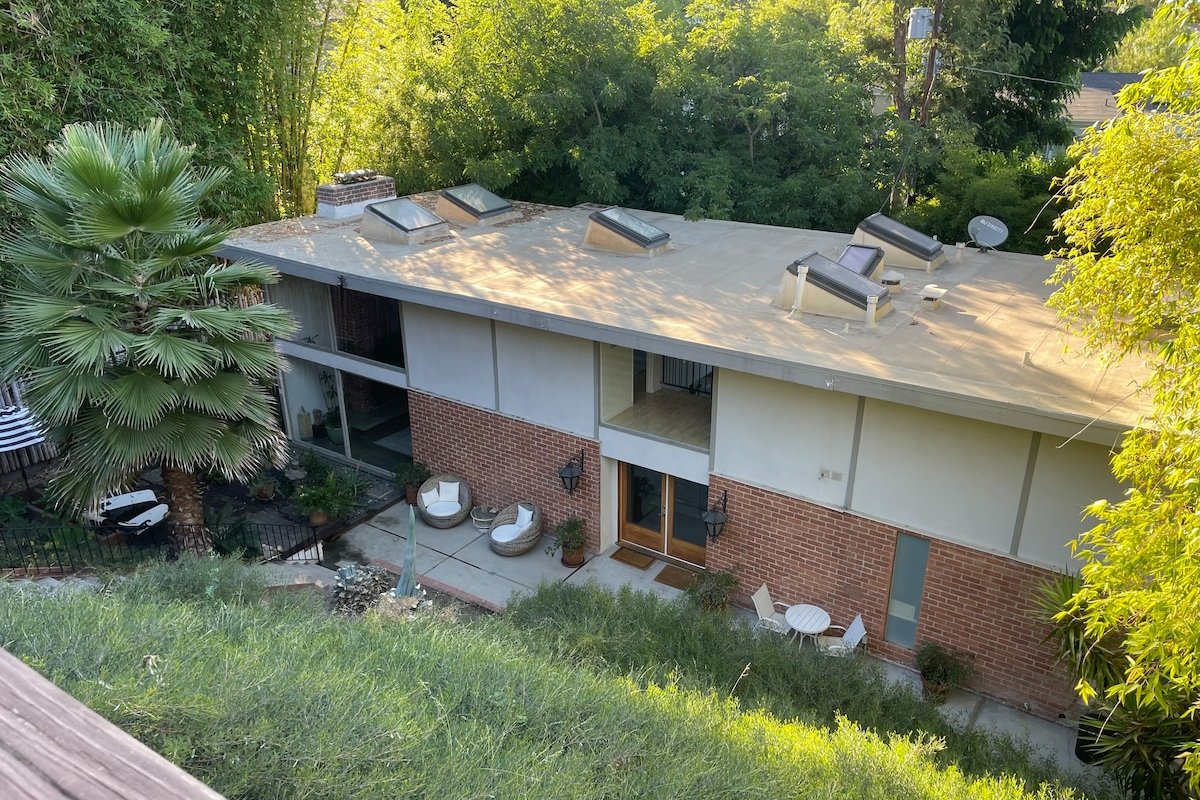 Sherman Oaks Oasis | Modern Hillside Hideaway gallery image 4