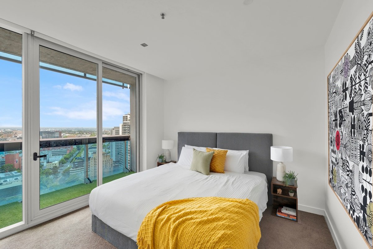 Breath-taking, 270 degree views of the city gallery image 5