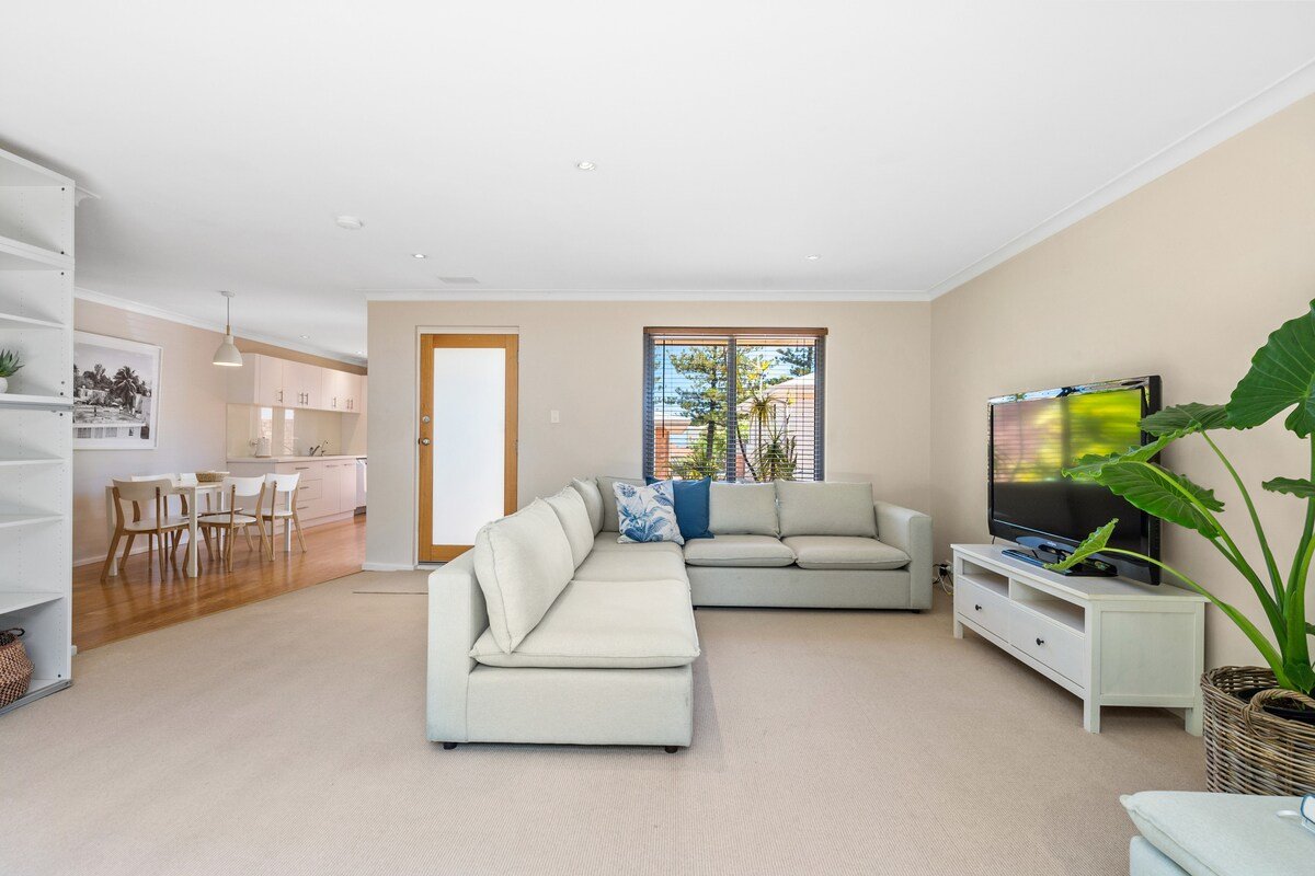 Beachside Bliss – walk to beach! gallery image 3