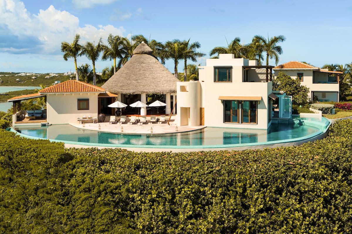 Bajacu – Timeless Hilltop Residence