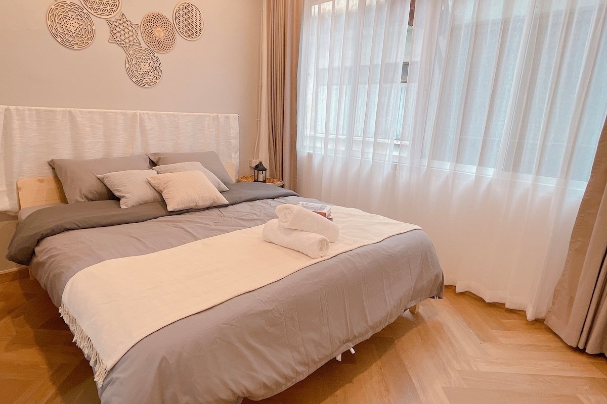 Experienced in town,big group. gallery image 4