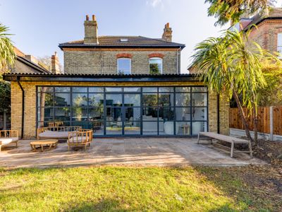 Spacious & Luxurious Gem in city