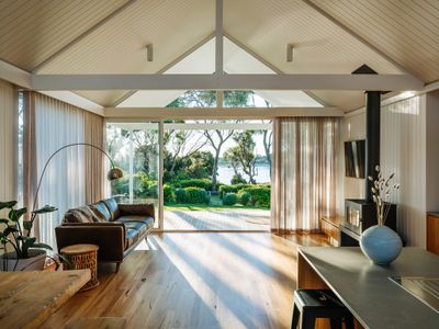 Absolute waterfront-with sauna – Wave Song