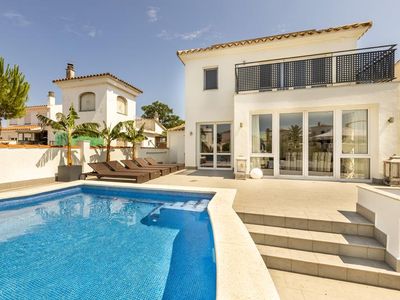 Modern villa on the canal with 4 bedrooms, swimmin