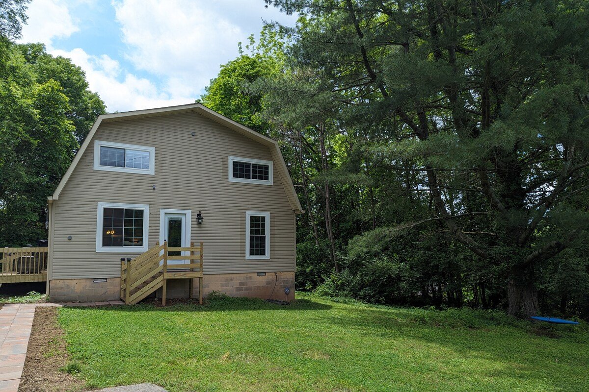 Wooded Retreat – 5 king beds, private, convenient gallery image 3