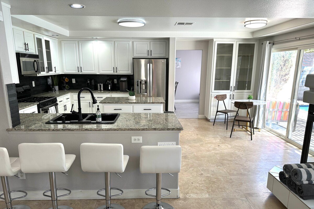 Allure Manor gallery image 2