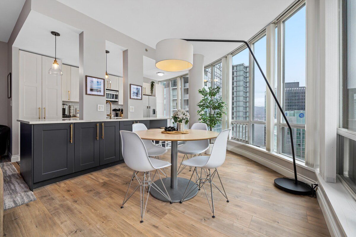 Urban Outdoor Oasis in Coal Harbour gallery image 3