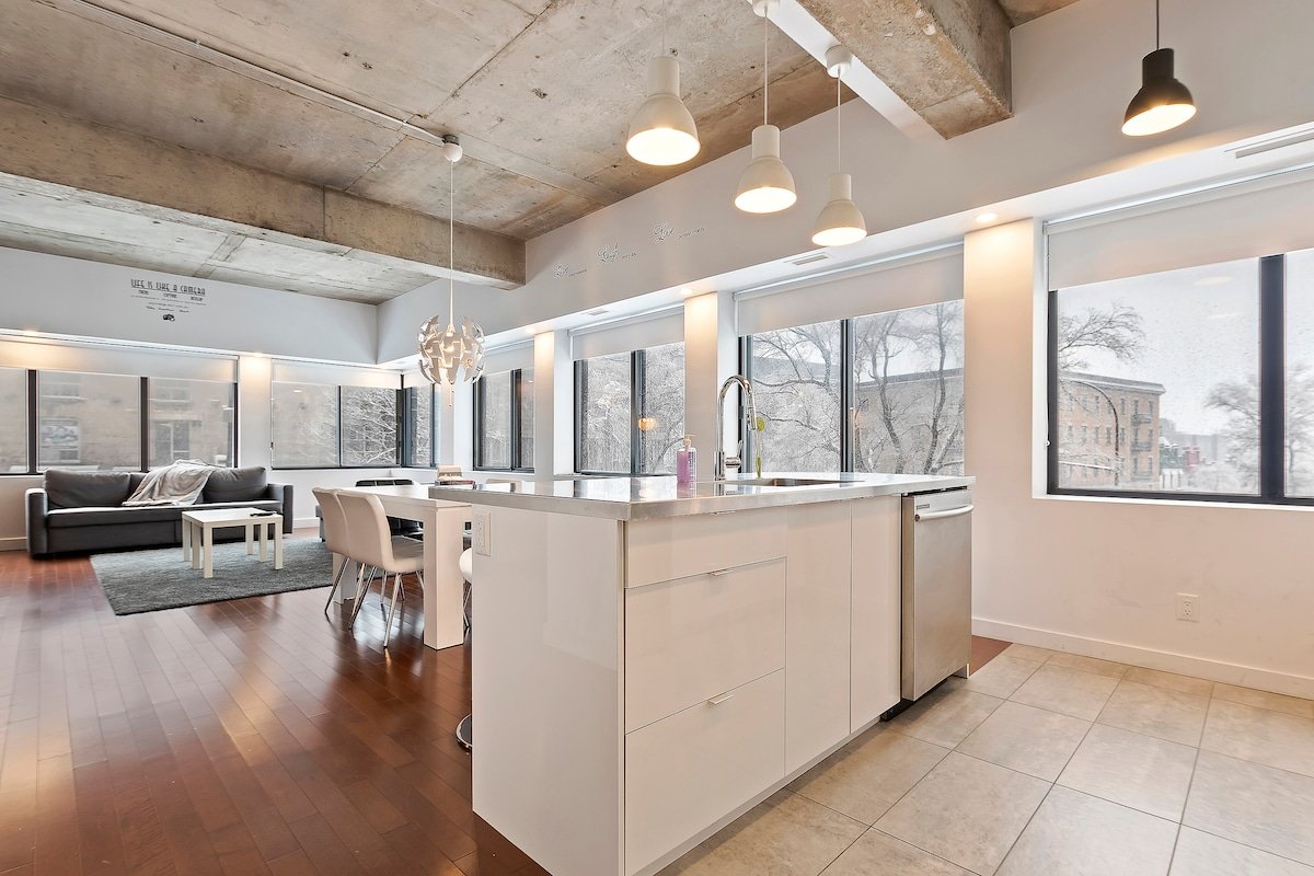 Modern | Plateau – Downtown | Free parking! gallery image 2