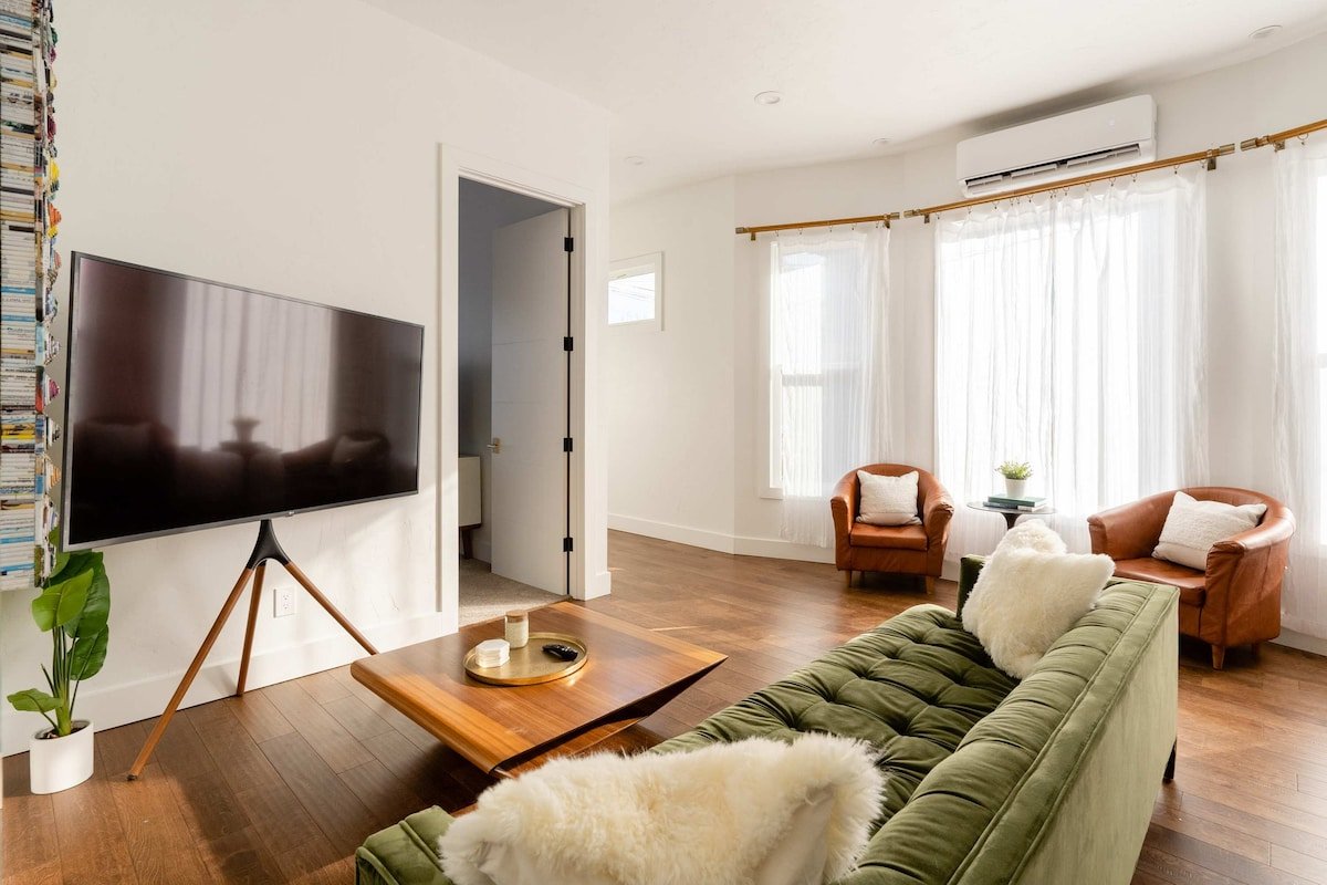 HeartofHawthorne MidCentury Dream 95 WalkScore 3BR gallery image 5