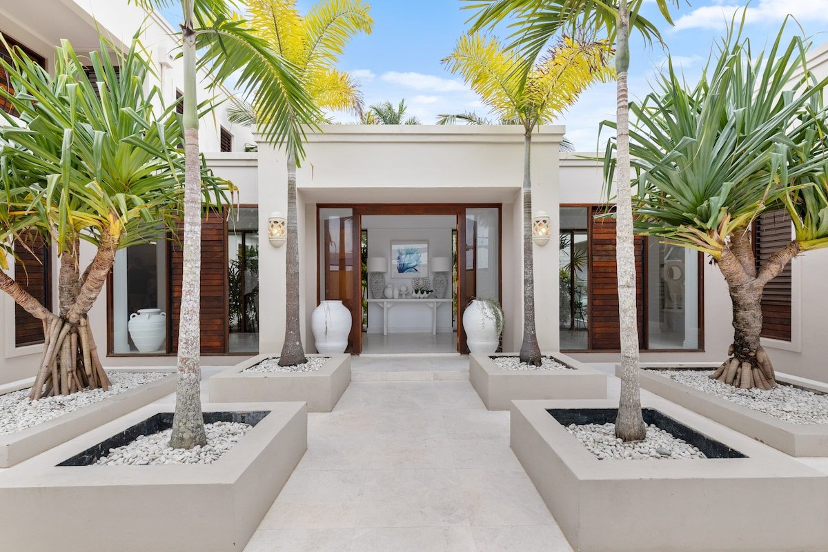 Quintessential Noosa Waterfront Home/ Heated Pool gallery image 4