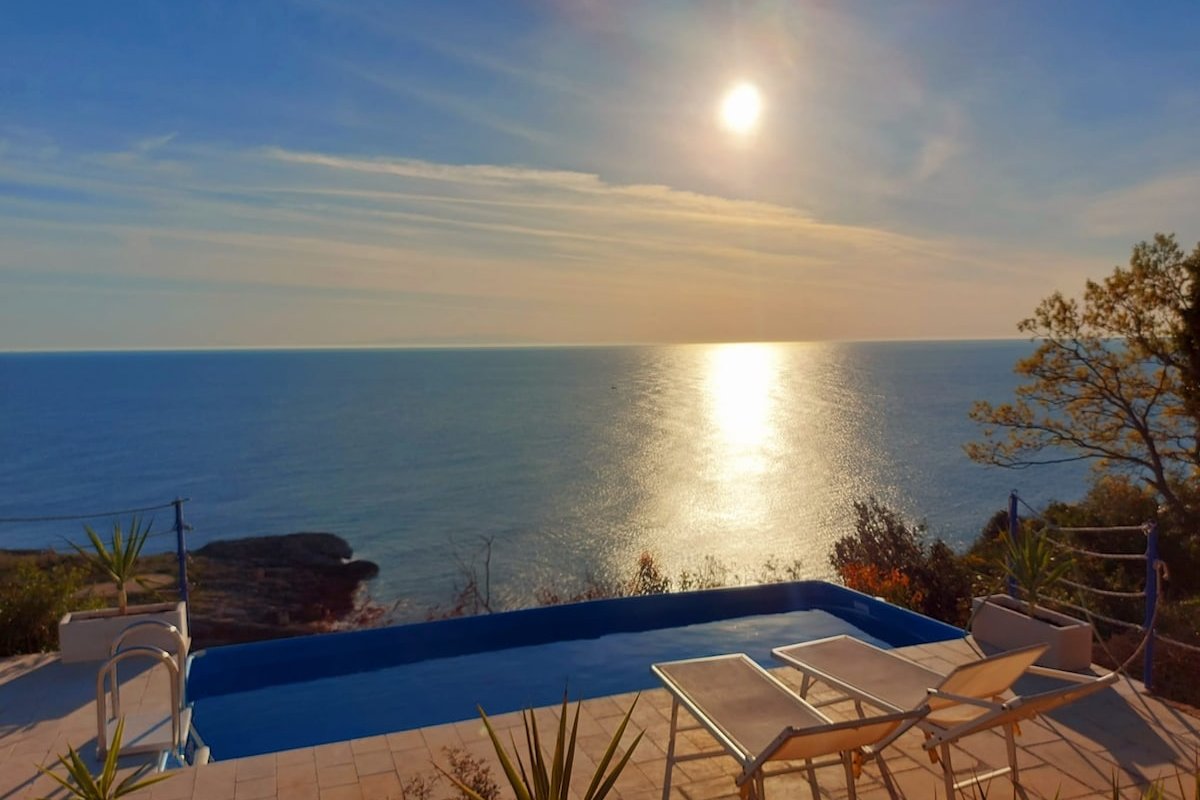 Villa by the sea in the bay exclusive swimmingpool gallery image 5