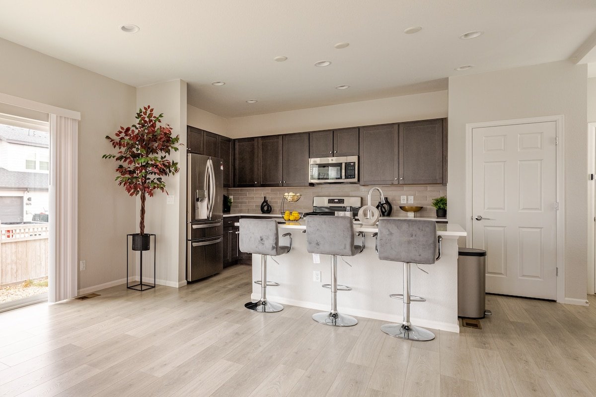 Luxury Retreat Near Gaylord and Denver Airport! gallery image 3