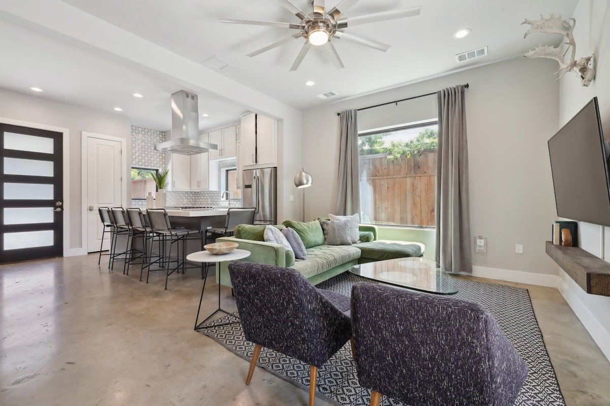 Modern Estate | Private Heated Pool gallery image 3